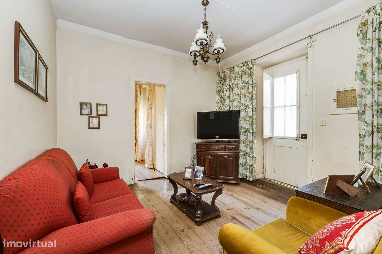 Andar de moradia T3 Para Renovar com Jardim e Localização Privilegiada-6