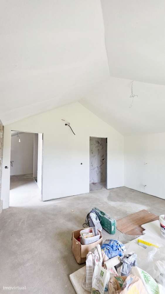 Moradia Ind. V4 p/ concluir c/ piscina - Pinheiro-15