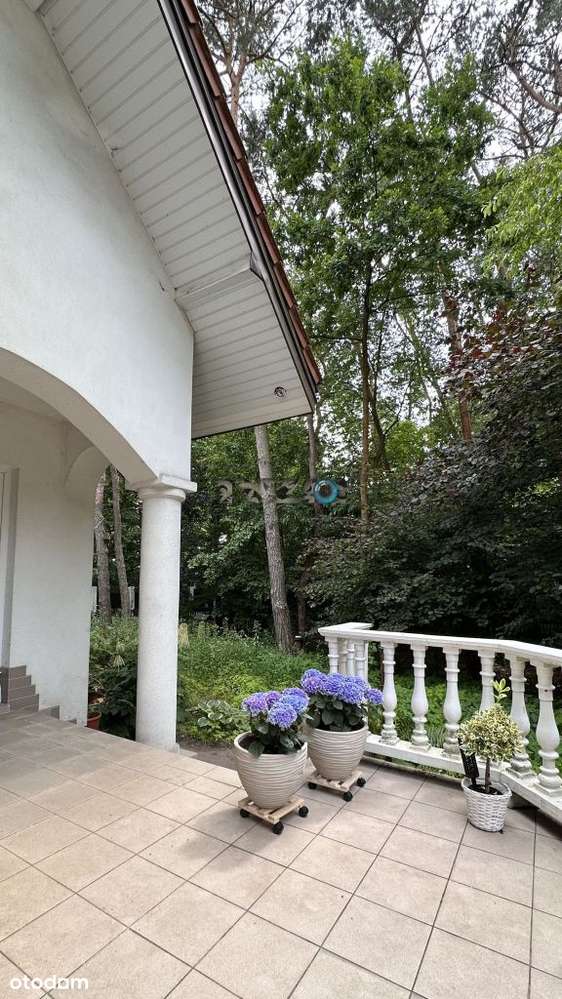 Okazały dom na zielonej i przytulnej działce-3