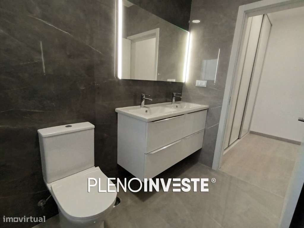 T4 Totalmente remodelado com vista rio no Seixal-22