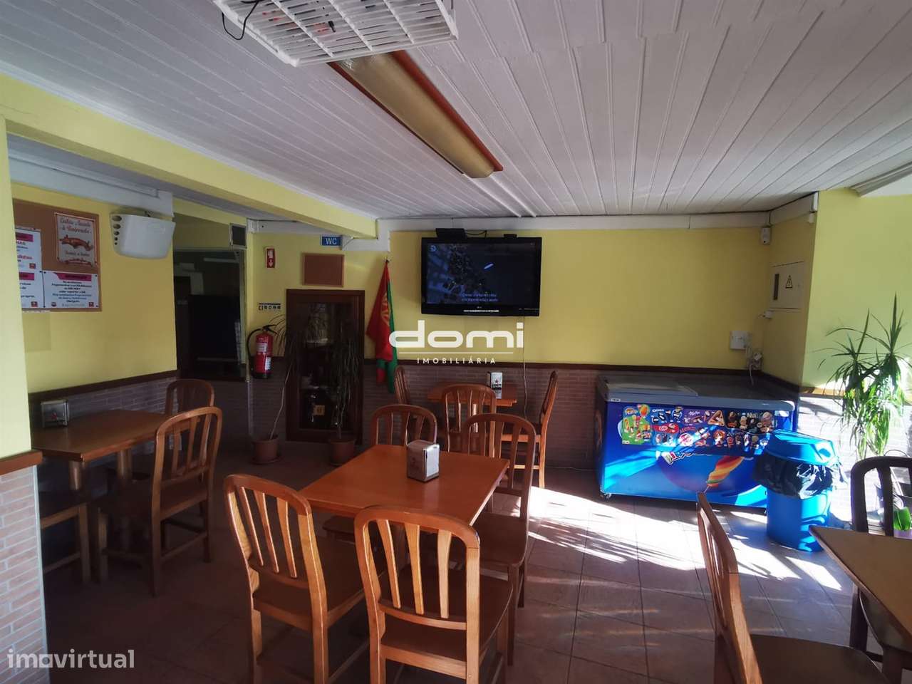 &#127969; Edifício de Estilo Rústico com Habitação e Espaço Comercial - Grande imagem: 5/17