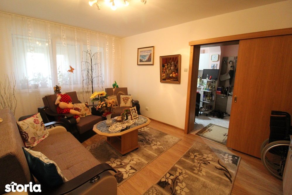 Vând apartament 2 camere în Hunedoara, zona Micro 4, parter înalt