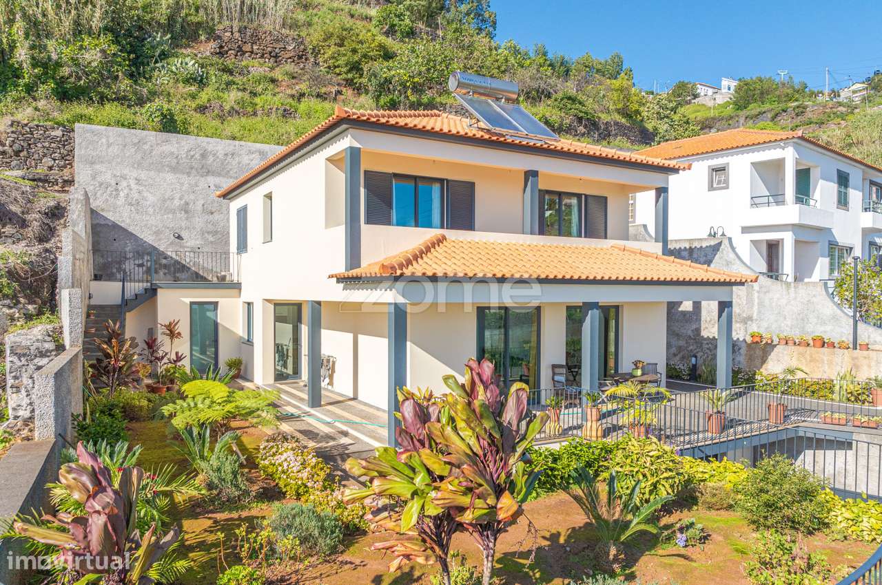 Moradia T3+1 de Luxo com Vista Mar a Apenas 5 Minutos do Funchal! - Grande imagem: 2/58