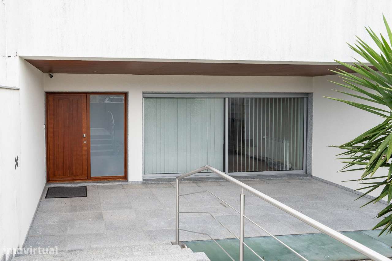 Moradia T4, em banda, de cave, rés-do-chão e andar, como nova!-29