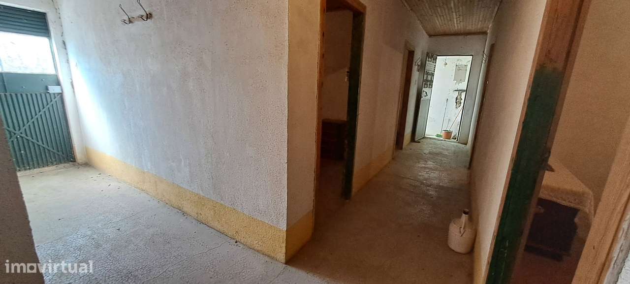 Moradia para restaurar com terreno em S. Martinho de Angueira-24