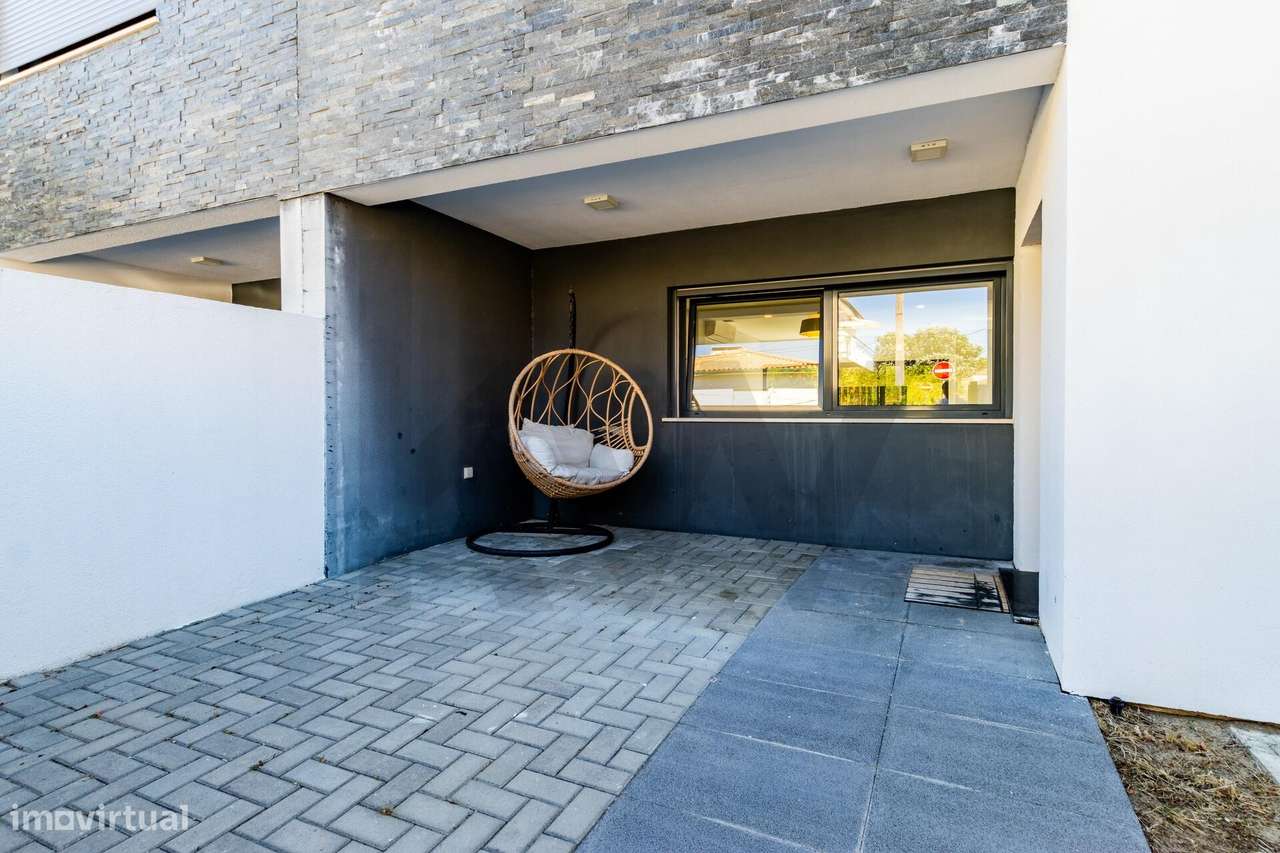 Moradia Contemporânea na Rebelva — Carcavelos: com Jardim e Estacionam-33