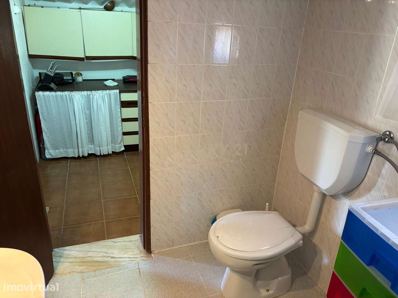 Quintinha com Moradia T2 + Armazém | 2ha vedados | Rio | Fruteiras | A-6