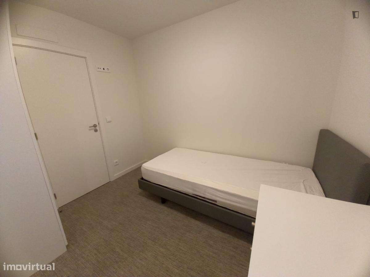 Quarto - localizado em Paranhos Porto - Grande imagem: 5/9