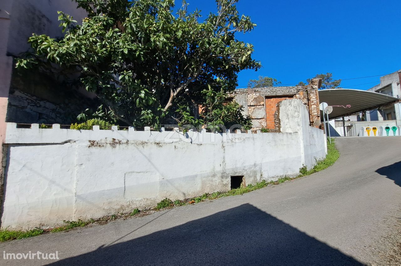 Terreno Urbano com Ruína em Mira de Aire