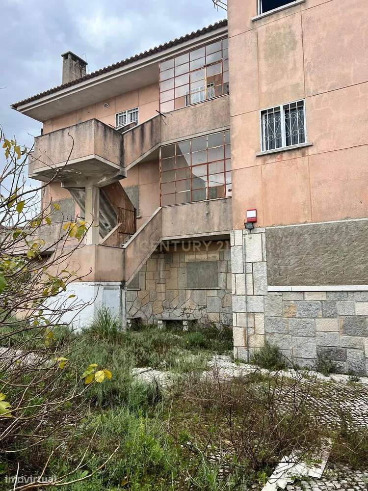 Duas Moradias com Projeto de Alojamento Estudantil Sustentável - Grande imagem: 4/60