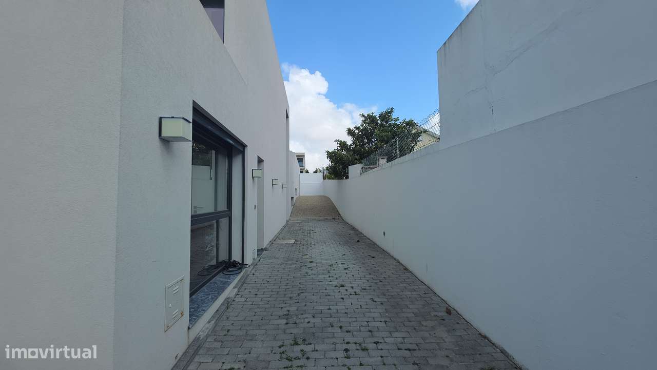 Viva numa moradia T4 isolada com jardim e vista mar-27