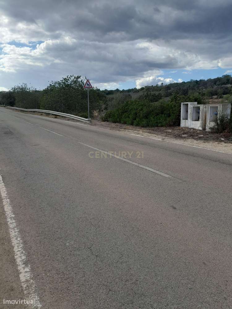 Terreno bem localizado - Grande imagem: 1/16