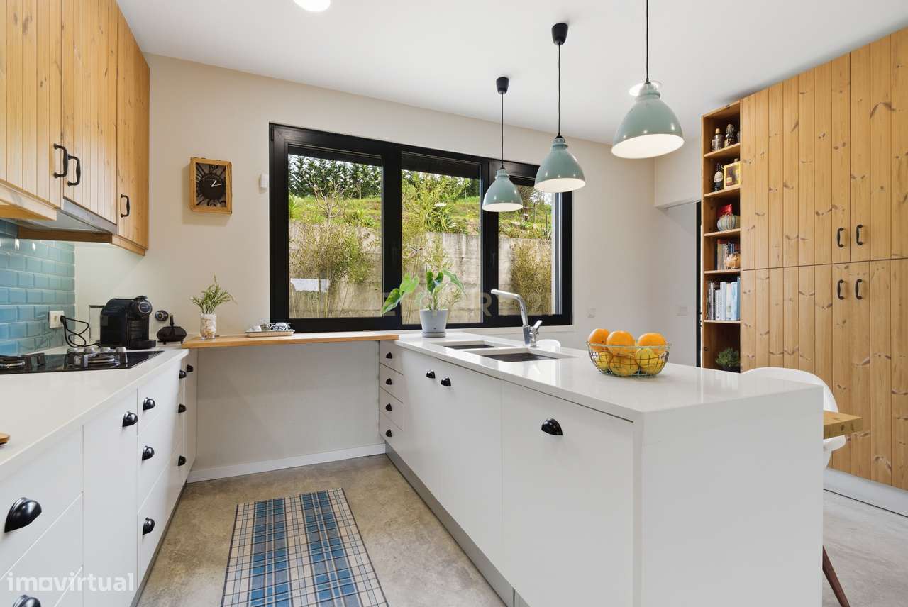 Quintinha T4 com edificação contemporânea no coração do Oeste, com ter-14