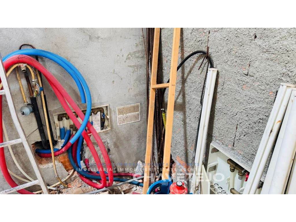 Quintinha T4 com Amplas zona para Oficinas, Terreno Plano e Enorme ...-42