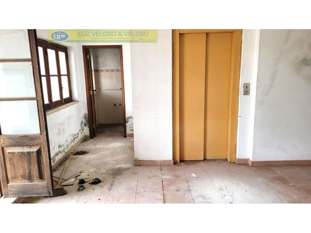 Prédio Urbano de R/C, 1º, 2º andares para Comércio em Cartaxo-26