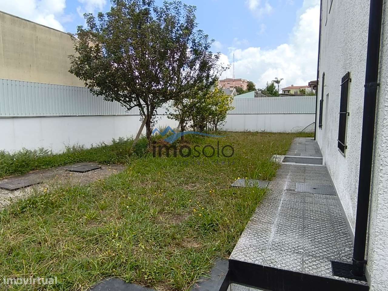 Moradia T3 com Loja Comercial em São João de Ver-8