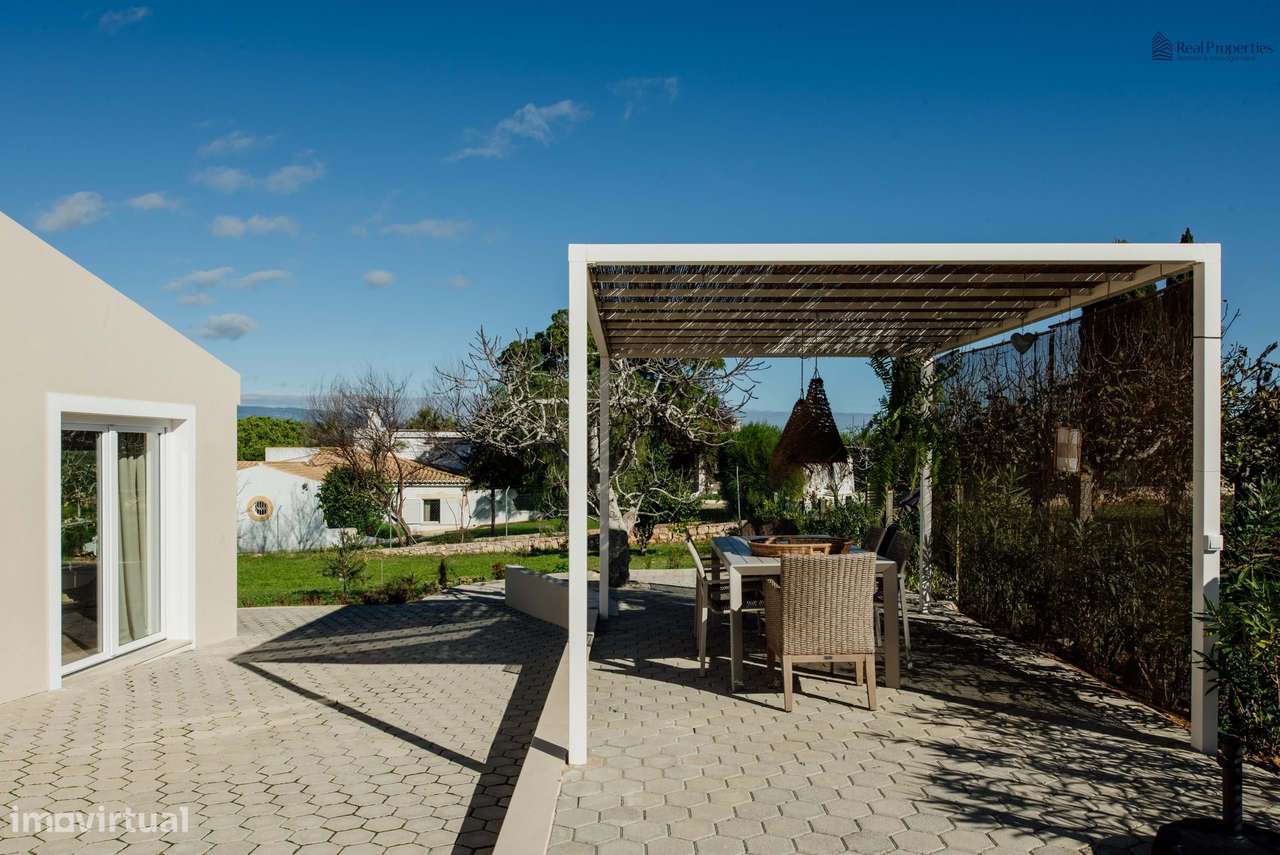 Elegante Moradia T3 Renovada com Vistas Panorâmicas em Alvor-24