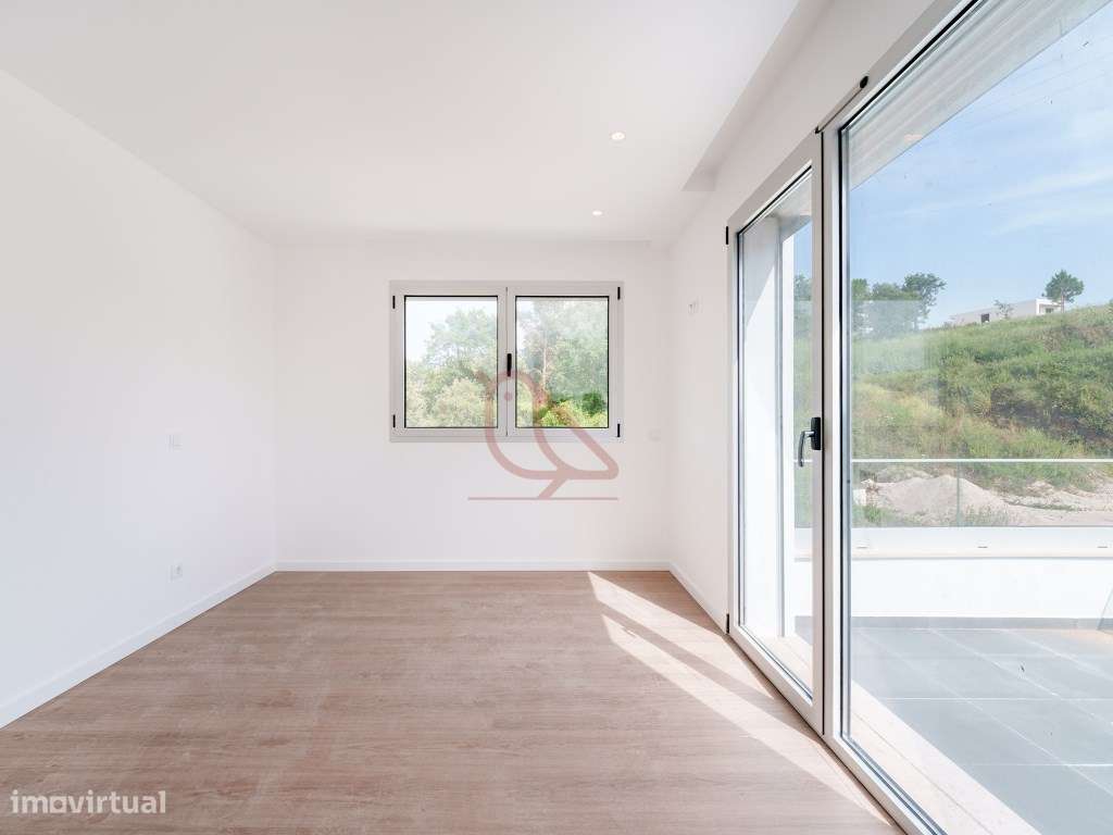 Moradia Isolada T4 Contemporânea com Jardim e Acabamentos Premium -...-28