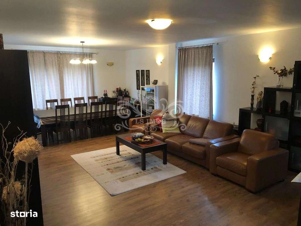 Vand vila deosebita cu 6 camere in Timisul de Sus - Imagine principală: 3/16