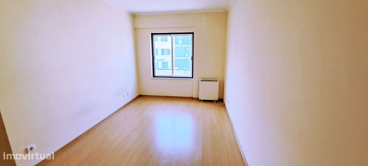 Apartamento T4  152m2 , Lugar estacionamento junto á praia  Alcochete.-13