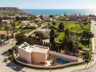 Moradia T3, com piscina e vista mar na Praia da Luz