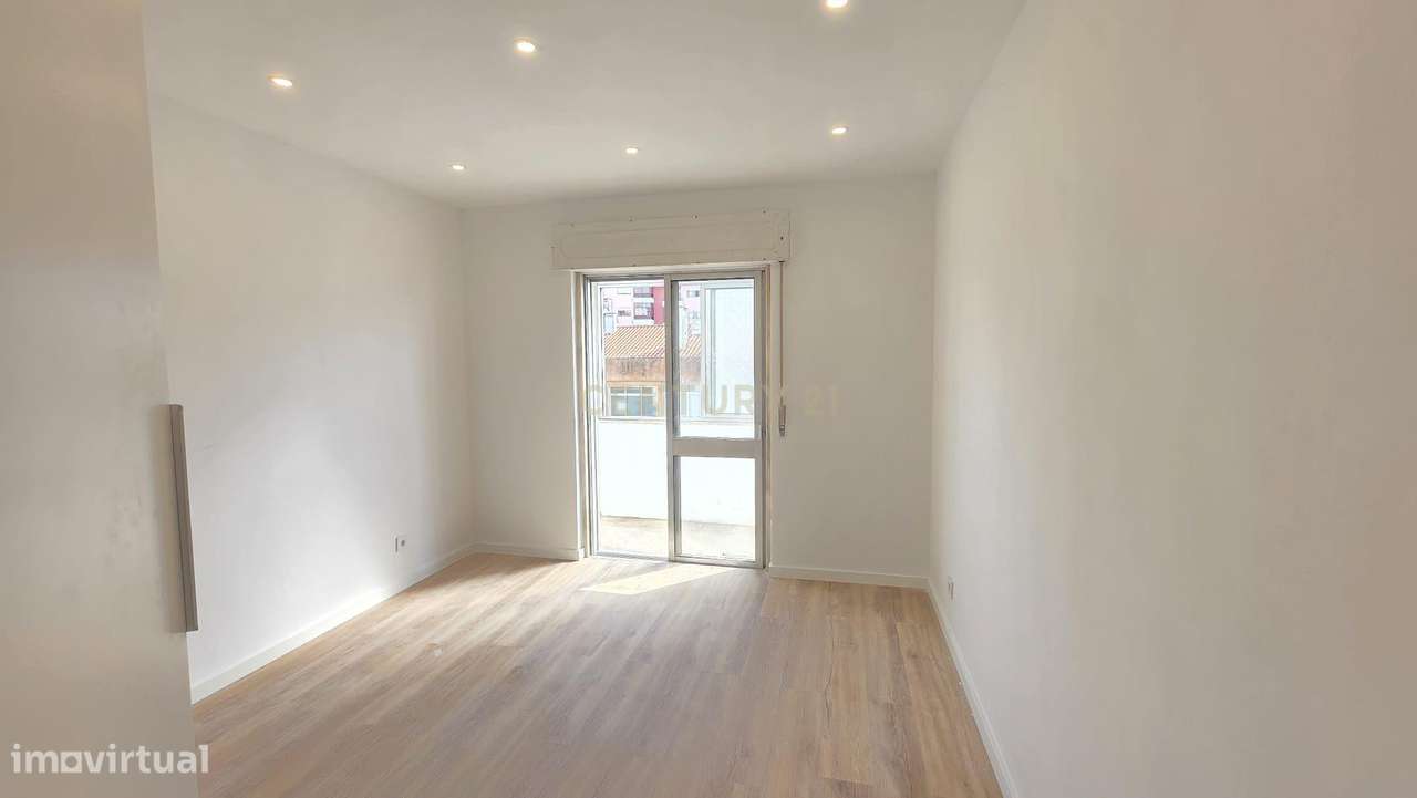 Apartamento T3 Renovado com vista Cidade e Mar em Queluz - Grande imagem: 5/14