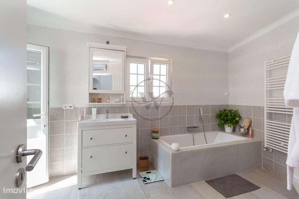 Moradia T5 com jardim e piscina no coração histórico de Azeitão-37