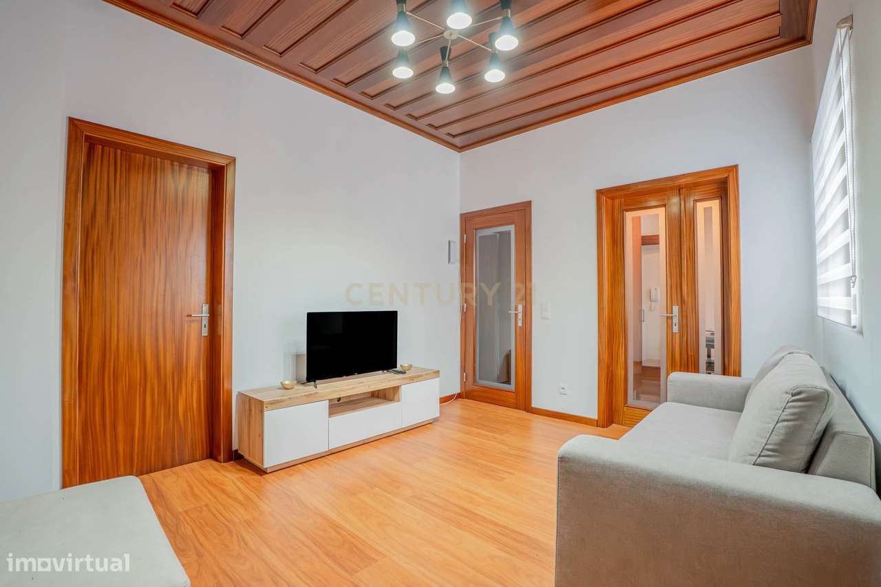 Oportunidade Única: T3 + T2 com Excelente Potencial-21