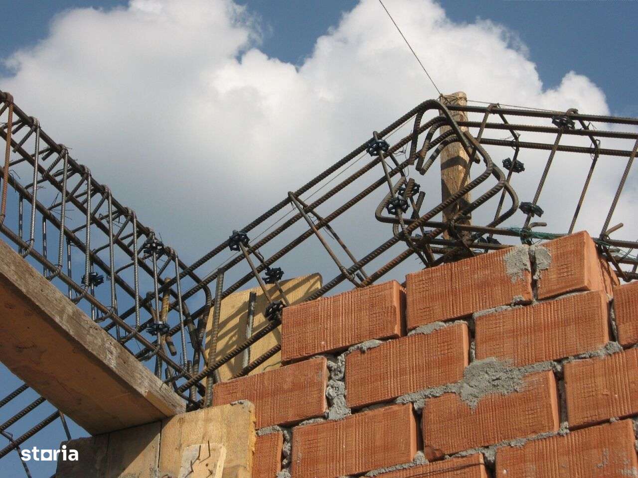 Comuna Berceni P+1 vila 194 mp individuala 300 m Bulevardul 1 Mai-13