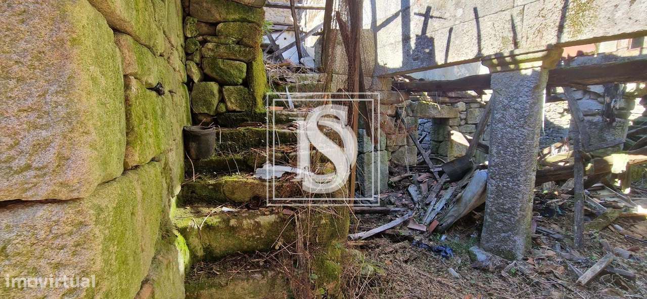 Moradia para Restaurar T3 situada em Campos, UDF de Ruivães e Campos,-13