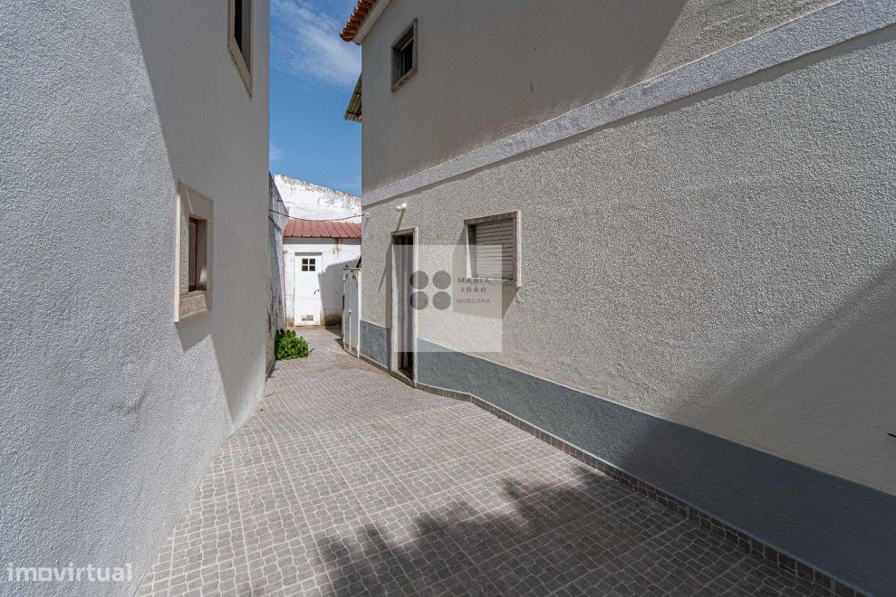 Moradia Bifamiliar, Quintal, Garagem, Local Sossegado.-5