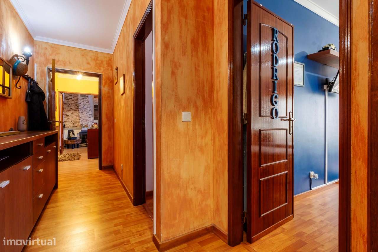 Apartamento T2 Remodelado c/ Lugar de Estacionamento em Mem Martins, S-33