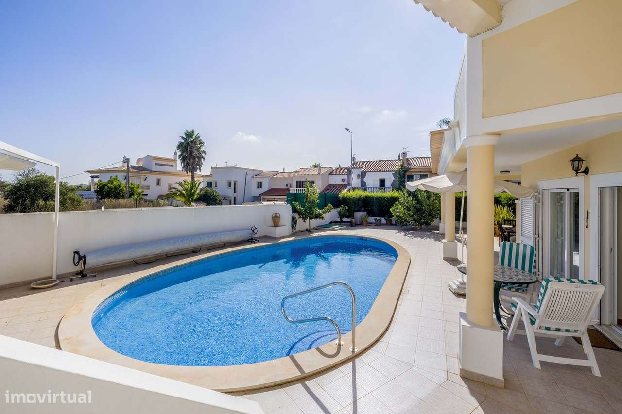 MORADIA TÉRREA V4 COM PISCINA PARA VENDA NO SARGAÇAL-28