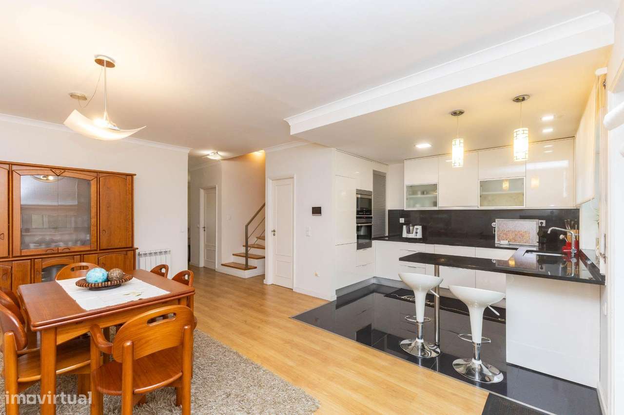 Moradia T4 na Maia – Renovada, 3 Frentes, Terraço e Garagem a...-11