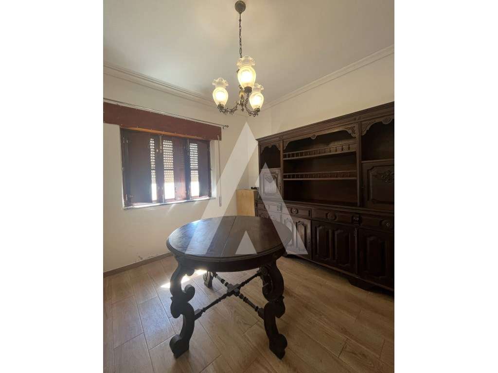 Moradia T4 com quintal e garagem em Arraiolos-11