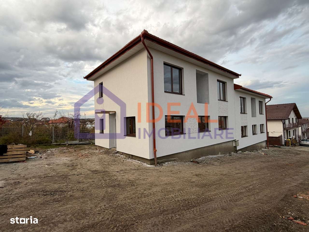 Casă modernă cu 4 camere și 300 mp de curte, in Sura Mica-0