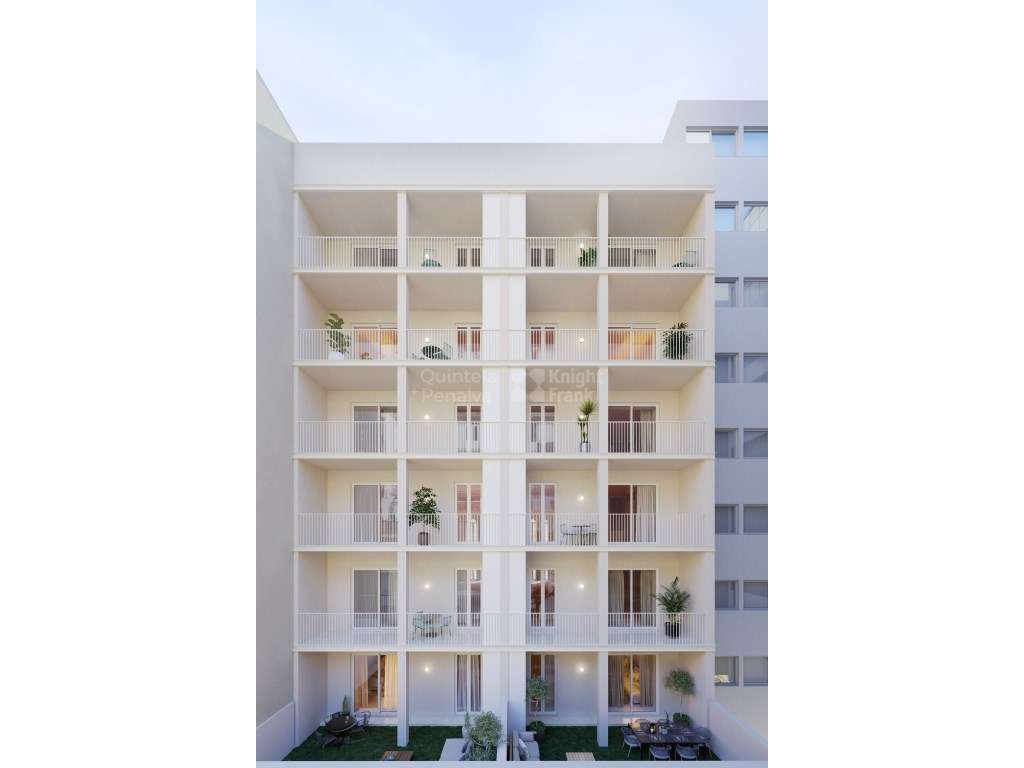 Apartamento T2, com terraço, na Avenida Miguel Bombarda.-7