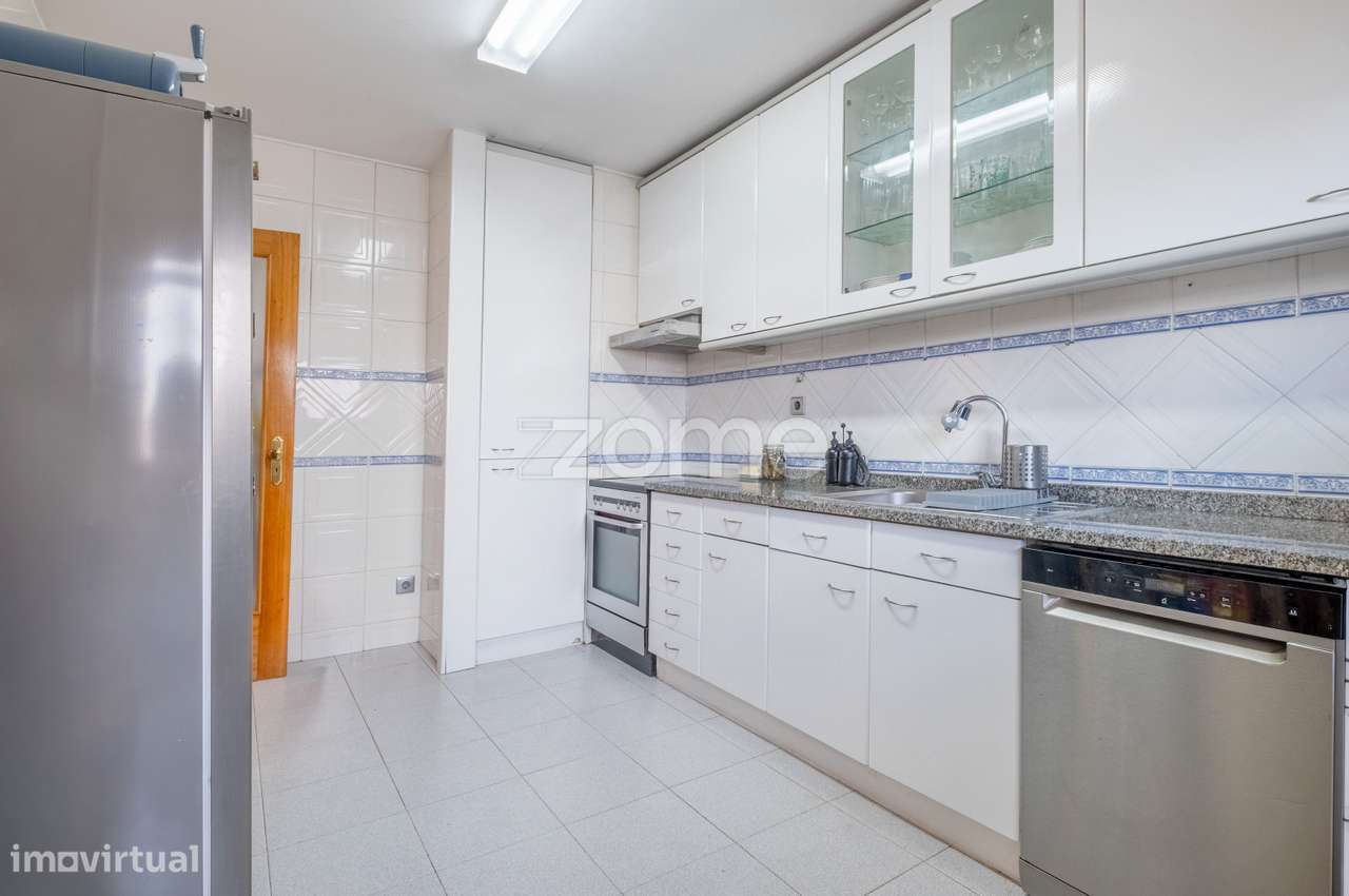 Apartamento T2 Com Varandas E Lug Garagem Av Republica Matosin