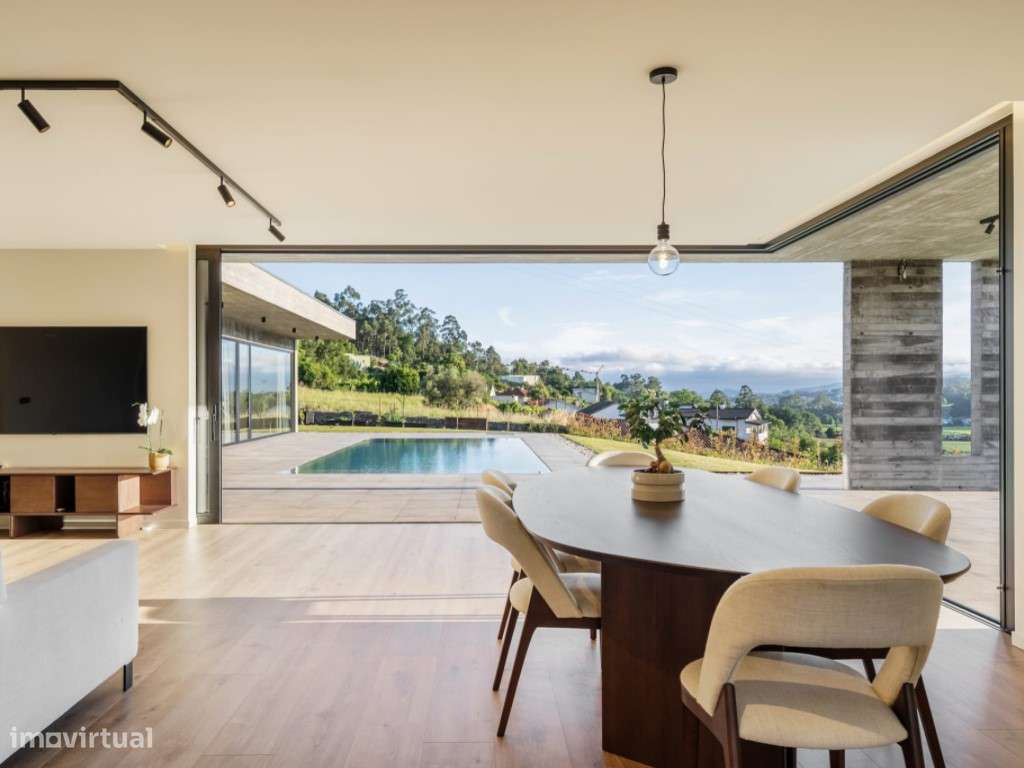 Moradia Térrea com Piscina Infinita e Vista Panorâmica sobre o Vale-25