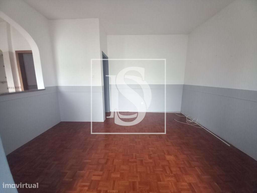 Apartamento T2 Remodelado no Coração do Montijo-12