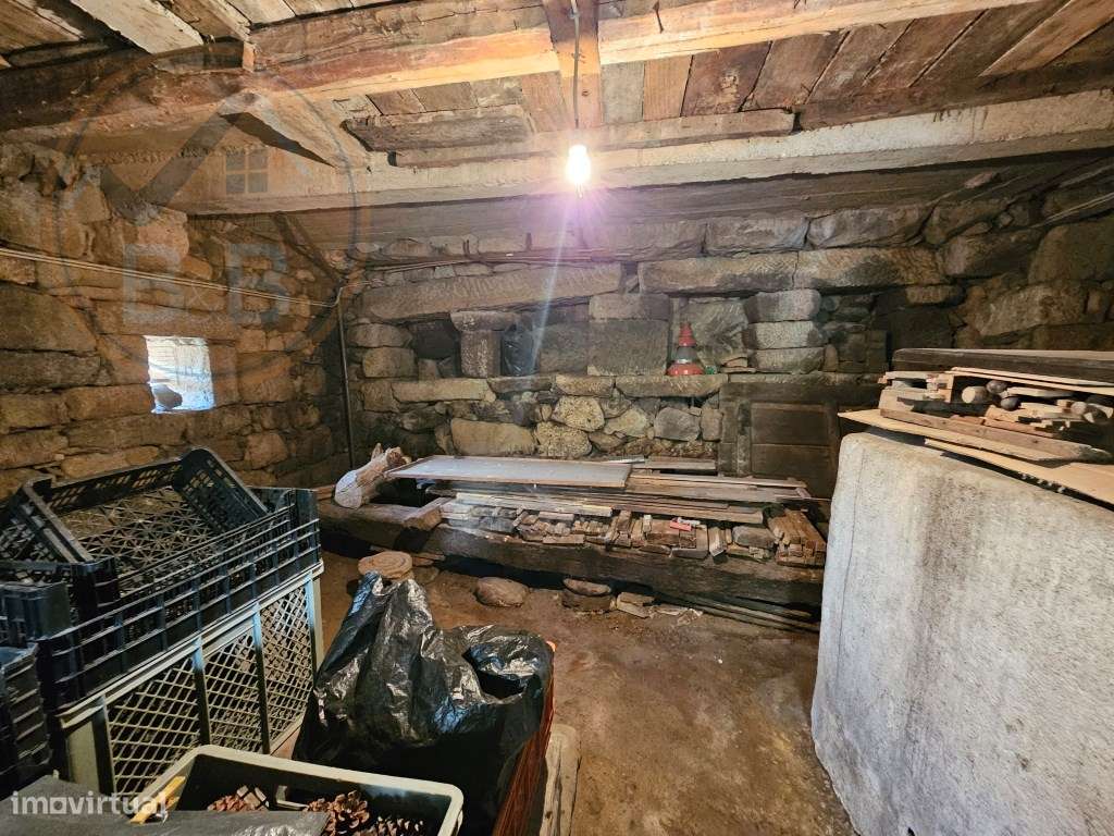 Moradia T4, em pedra, com terreno de 2.366 m² e Espigueiro datado d...-36
