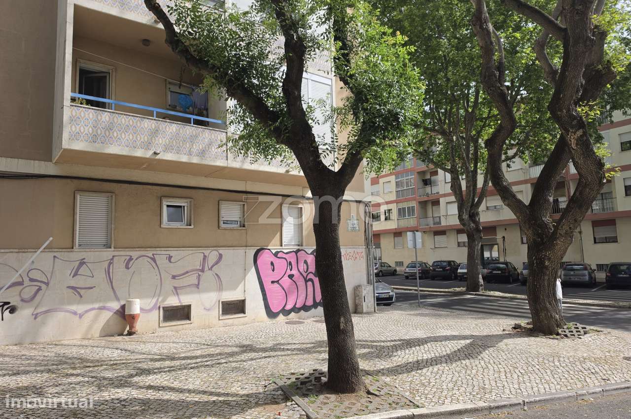 Excelente apartamento T2, situado num 1.º andar, na Buraca-22