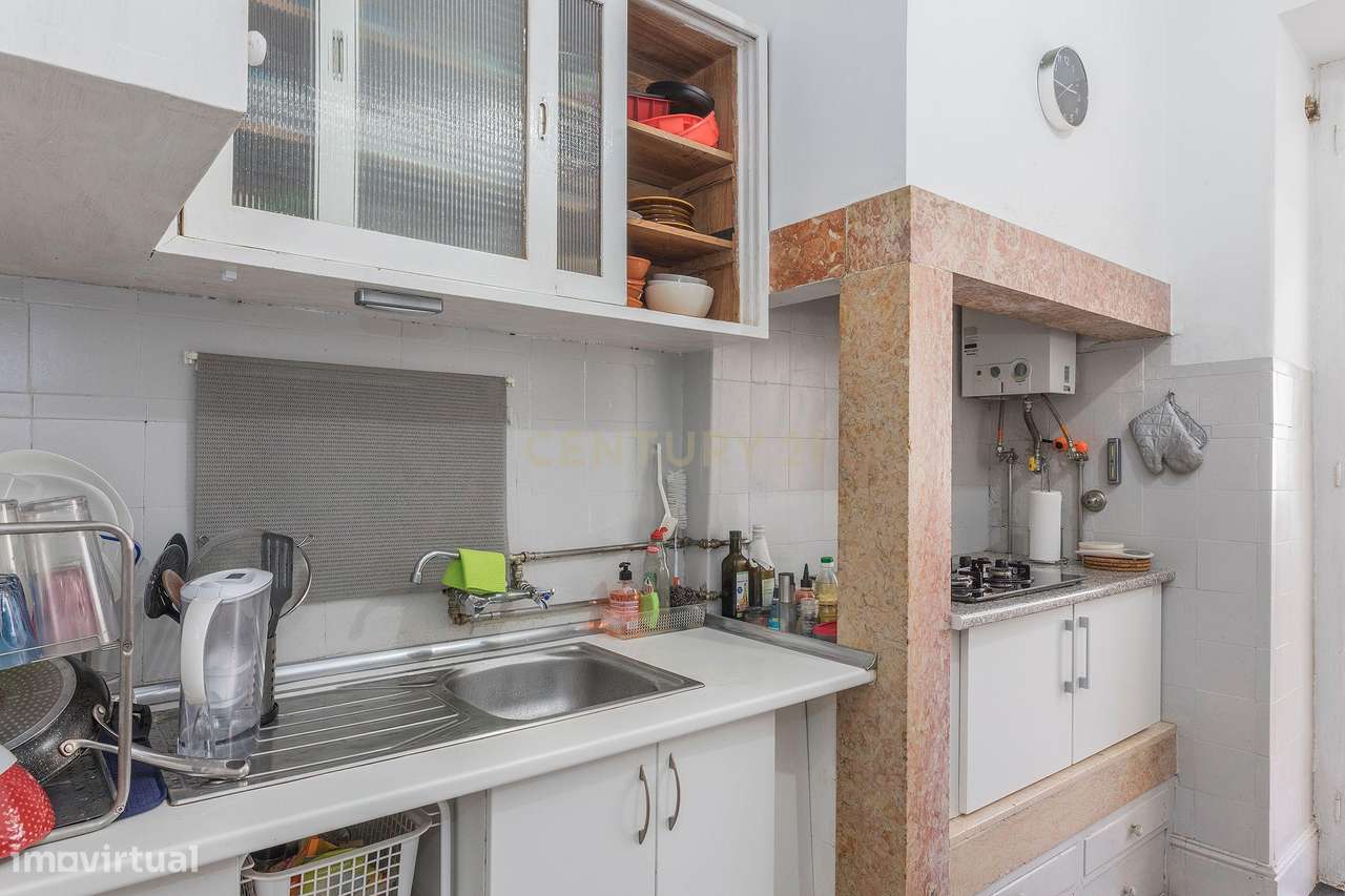 Prédio em propriedade Total | 3 Apartamentos T2+1 e Loja | Lisboa | A-9
