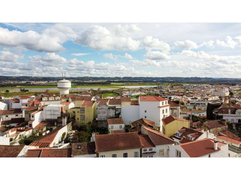 Prédio para renovar junto à praia de São Martinho do Porto - Grande imagem: 5/31