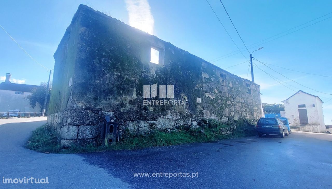 Venda de prédio em pedra para restauro, Padornelo, Paredes de Coura