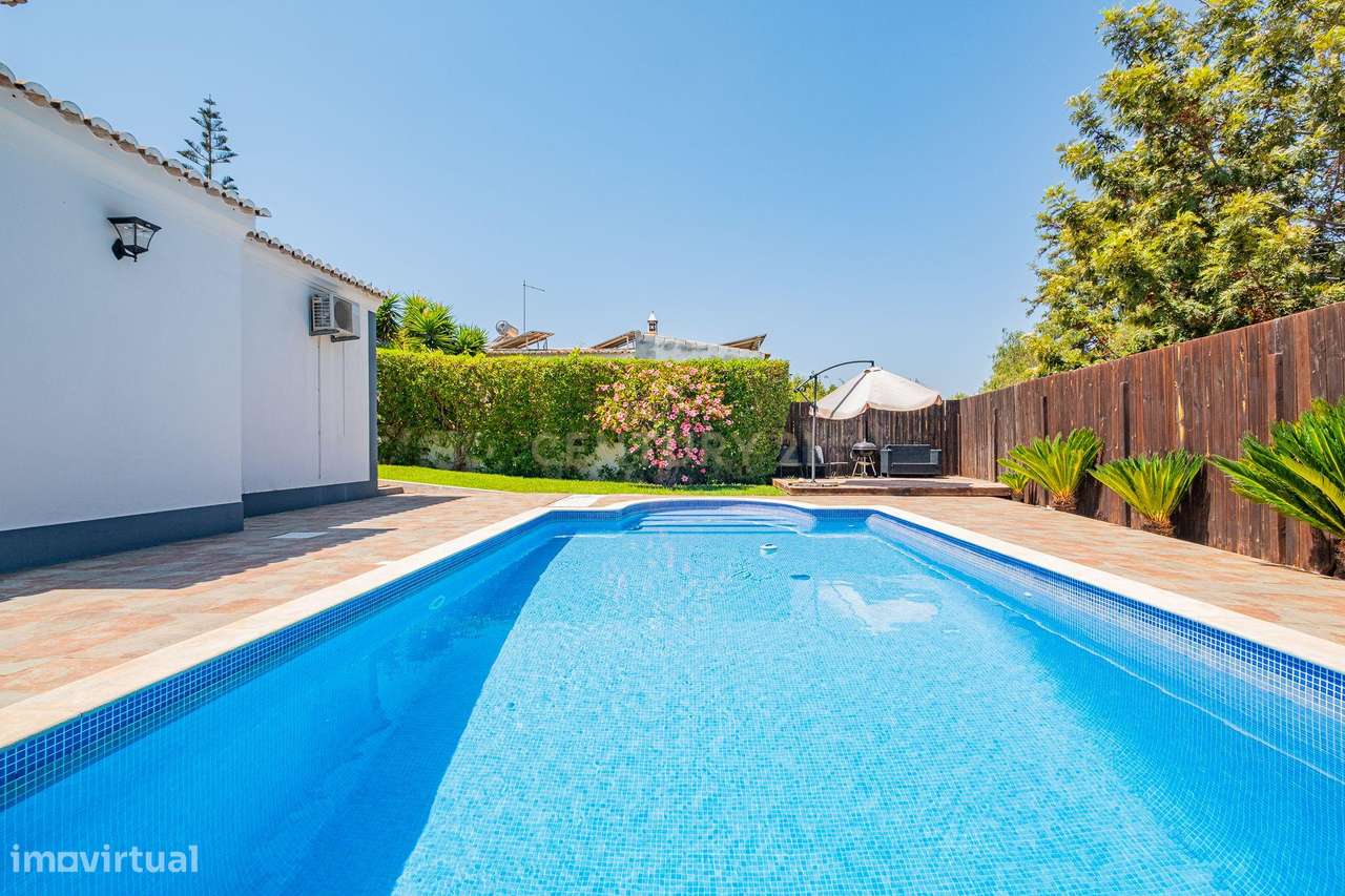 MORADIA ISOLADA COM PISCINA - Grande imagem: 5/27