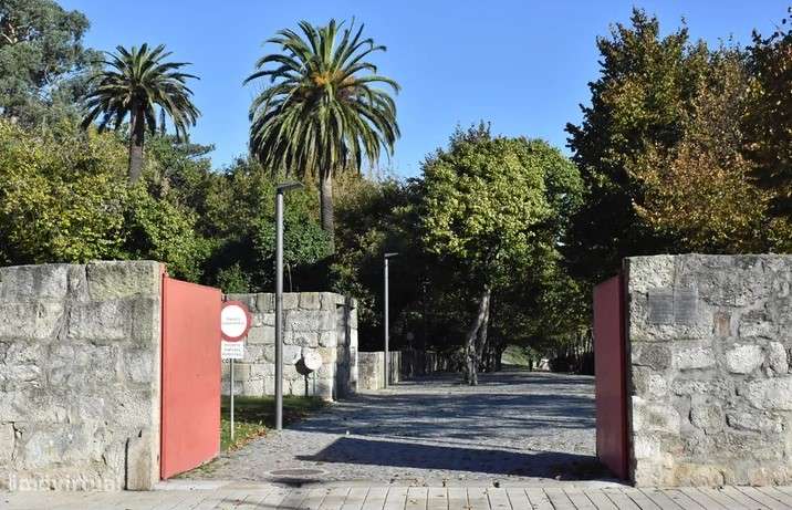 Vende-se apartamento T1 com varanda ao Covelo-8