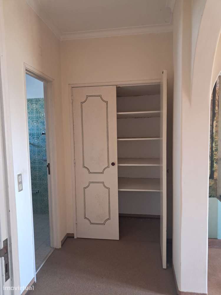 2 MORADIAS Independentes T6 e T1 com , Garagem, Jardim, Terreno ,Adega-17