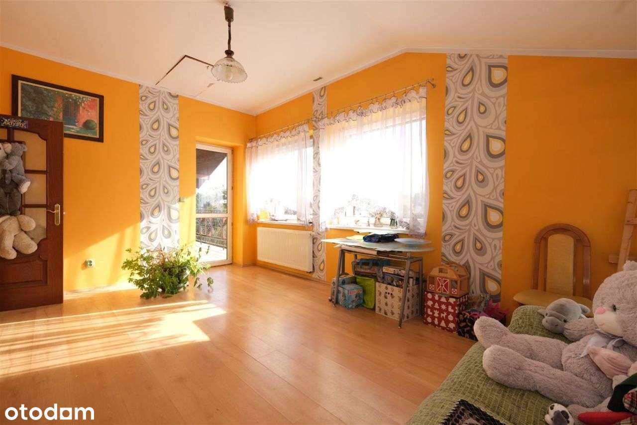 Komfortowy dom z przestrzenią do pracy i życia!-8