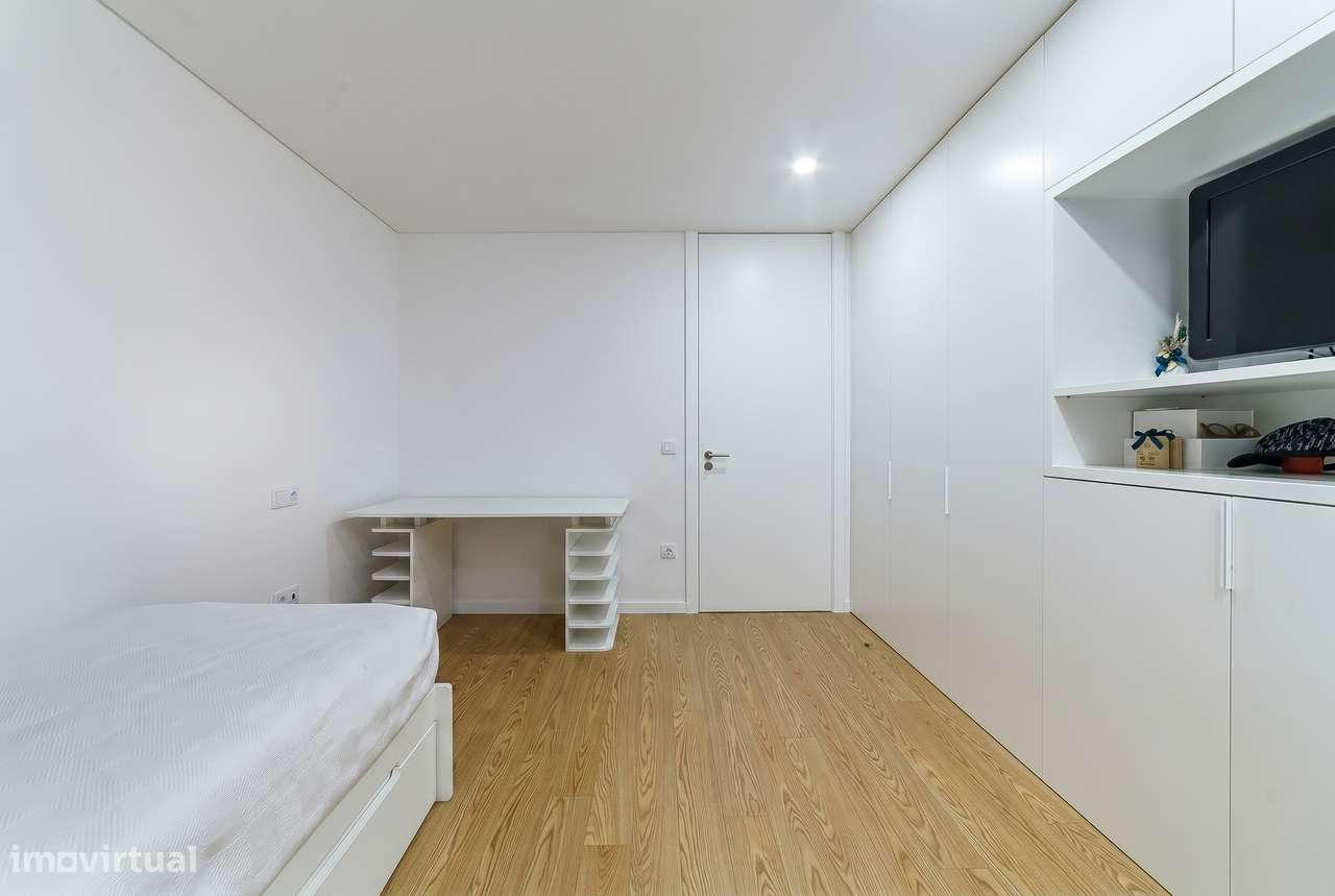 Exclusivo apartamento T3+1 seminovo, com 190m2, três frentes e box-41